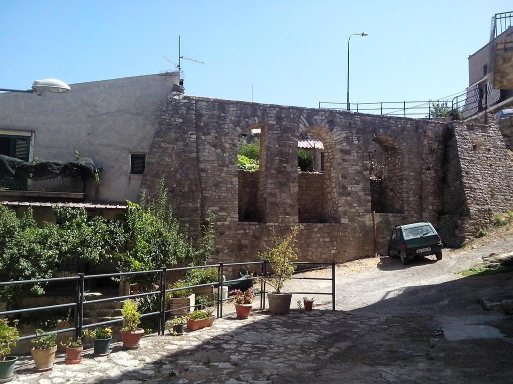 Affittacamere La Cartiera Palazzo Adriano المظهر الخارجي الصورة